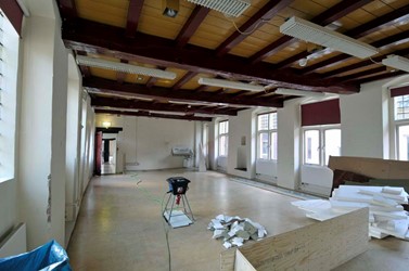 <p>Overzicht van de verdieping van Papenstraat 11-13 in de richting van Blijmarkt 21. In de voorgevel (rechts) is een gemak gerestaureerd. </p>
